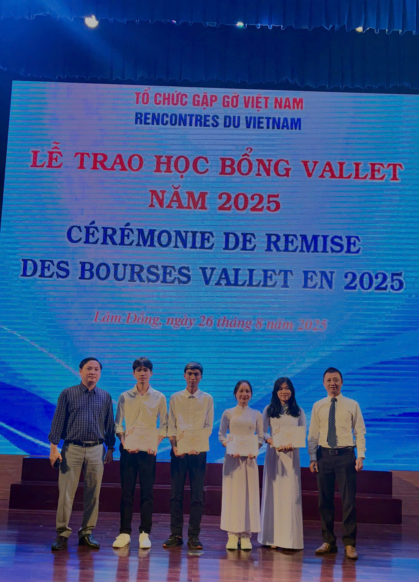 SINH VIÊN TRƯỜNG ĐẠI HỌC NHA TRANG NHẬN HỌC BỔNG VALLET NĂM 2025